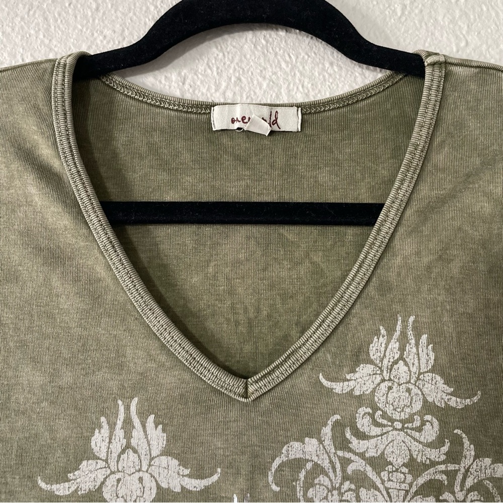 One World Graphic Fitted Shirt Women’s L Green Faded Retro Y2K Grunge 2000s - Picture 4 of 13